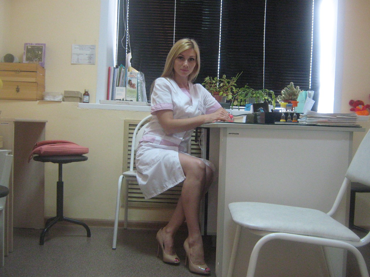 Похотливая медсестра в сетчатых чулках раздевается в кабинете доктора